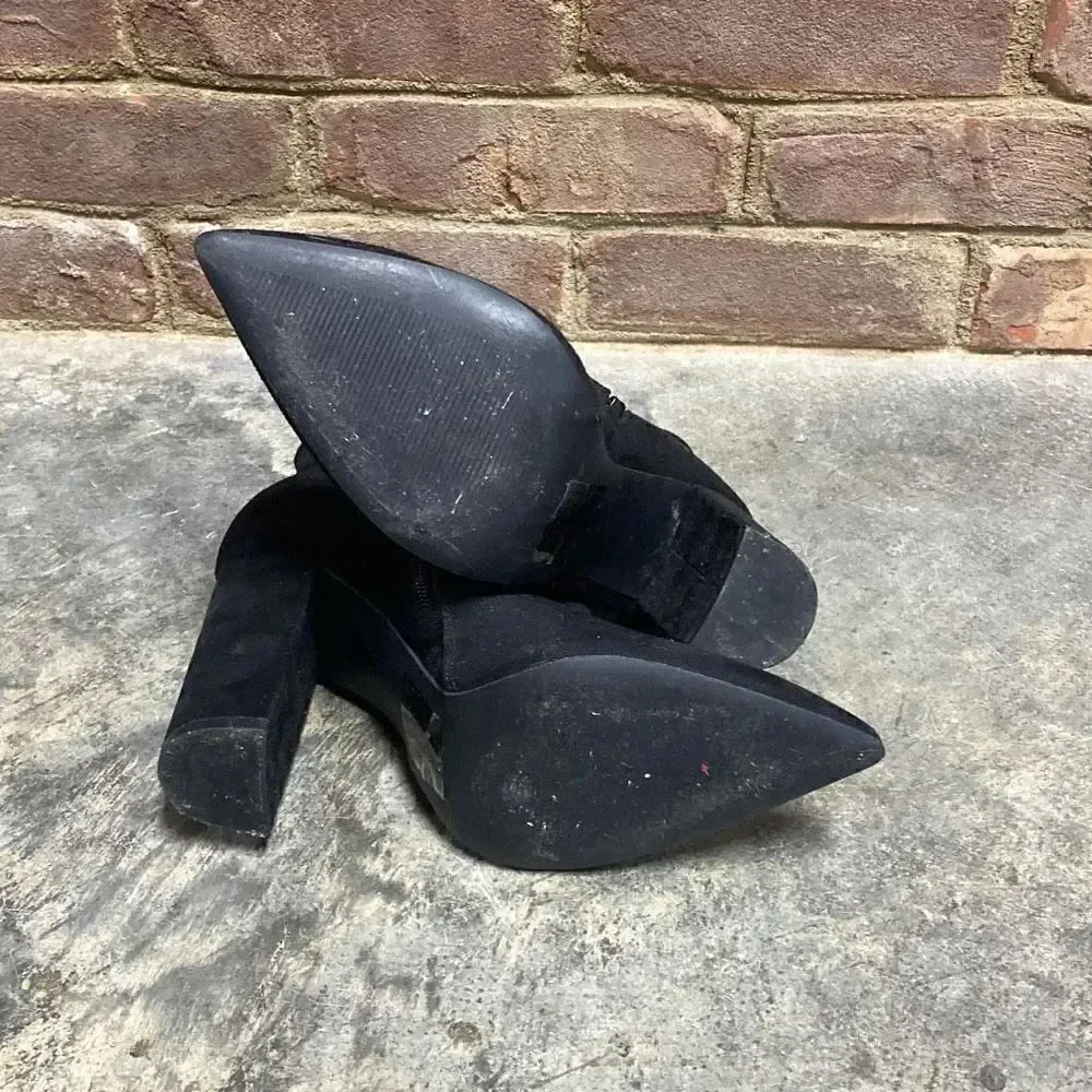 Qupid Black Faux Suede Pointed Toe Block Heel Bootie Size 9